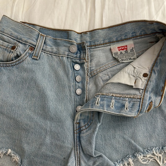 Amazing vintage size 26 cutoff Levi’s shorts light blue wash - Picture 2 of 3